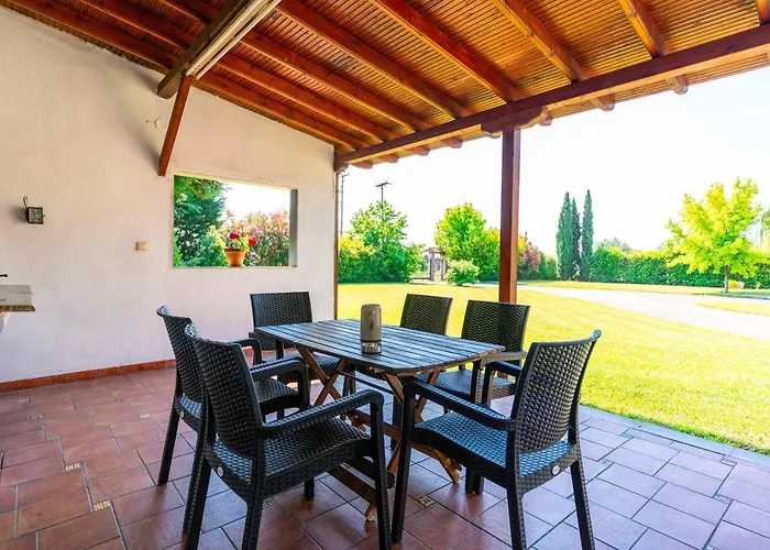 בית נופש Bougainvillea אפאנומי